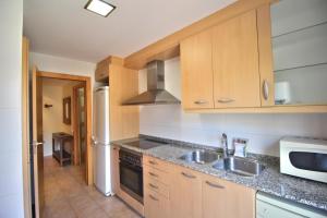 Kuchyňa alebo kuchynka v ubytovaní AL07 Apartamento a 300 metros de la playa de Fenals