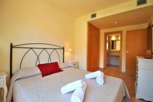 Posteľ alebo postele v izbe v ubytovaní AL07 Apartamento a 300 metros de la playa de Fenals + 15 fotografií
