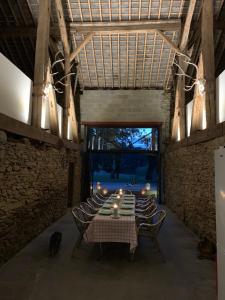 a dining room with a table and chairs at Ferme du Grand Frêne in Naomé