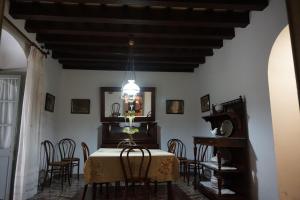 une salle à manger avec une table et un piano dans l'établissement Casa La Plaza, à Vejer de la Frontera