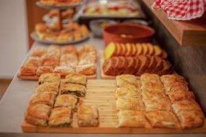 un buffet de bollería y otros alimentos en una mesa en Oikia guesthouse, en Kalambaka