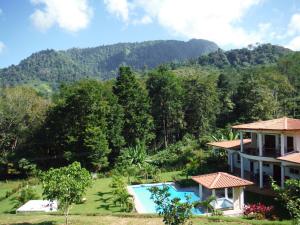 uma vista para um resort com uma montanha ao fundo em Paloma em Ojochal