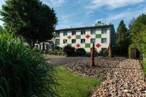 Un edificio con un cartel que dice hotel en Hotel Schleifmühle, en Holzminden