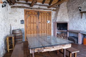 TV a/nebo společenská místnost v ubytování Casa Rural Los Yeros Aldeasoña - Segovia