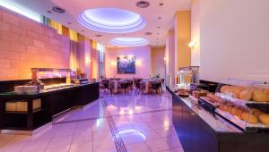 un ristorante con aasteryasteryasteryasteryasteryasteryasteryasteryasteryasteryasteryasteryasteryasteryasteryasteryasteryasteryasteryasteryasteryasteryasteryasteryasteryasteryasteryasteryasteryasteryasteryasteryasteryasteryasteryasteryasteryasteryasteryasteryasteryasteryasteryasteryasteryasteryasteryasteryasteryasteryasteryasteryasteryasteryasteryasteryasteryasteryasteryasteryasteryasteryasteryasteryasteryasteryasteryasteryasteryasteryasteryasteryasteryasteryasteryasteryasteryasteryasteryasteryasteryasteryasteryasteryasteryasteryasteryasteryasteryasteryasteryasteryasteryasteryasteryasteryasteryasteryasteryasteryasteryasteryasteryasteryasteryasteryasteryasteryasteryasteryasteryastery di Alexandra Hotel&Apartments a Città di Kos