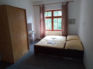 Ένα ή περισσότερα κρεβάτια σε δωμάτιο στο Penzion u Náhonu