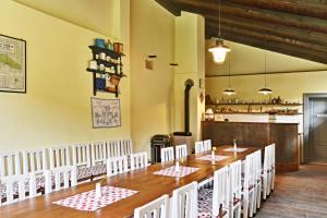 Ein Restaurant oder anderes Speiselokal in der Unterkunft Na Letnim byte 