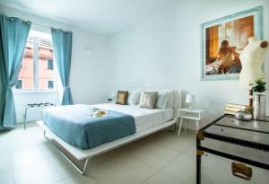 セストリ・レヴァンテにあるCasa Giulia - Apartment beachfront with 2 bedrooms, air conditioning and private parking, just 30 meters from the beachのベッドとソファと窓のある寝室