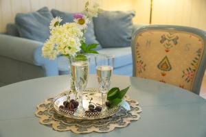 een vaas met bloemen op een tafel bij Romance Apartment in Kuldīga