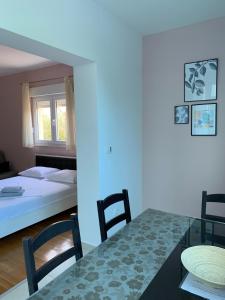 スプリトにあるヴィラ マルジャンのベッドルーム1室(ベッド2台、テーブル、椅子付)