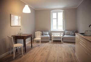 salon z kanapą, stołem i krzesłami w obiekcie Apartament Terra Pia w Poznaniu