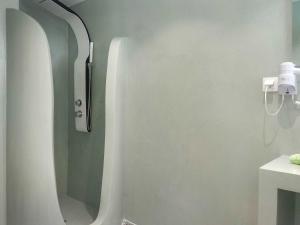 W łazience znajduje się kabina prysznicowa z lustrem. w obiekcie Hidden garden Deluxe w mieście Skiatos