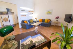 - un salon avec un canapé bleu et une table dans l'établissement Residenza Normanna, à Palerme