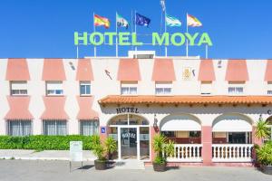 un hôtel moza avec des drapeaux en haut dans l'établissement HOTEL RESTAURANTE MOYA, à Monesterio