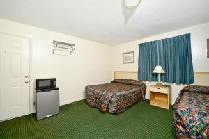 um quarto de hotel com duas camas e uma televisão em Best Way Inn em Middlefield