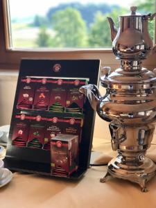 Príslušenstvo na prípravu kávy alebo čaju v ubytovaní Landhotel Moorhof