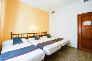 Postel nebo postele na pokoji v ubytování HOTEL RESTAURANTE MOYA