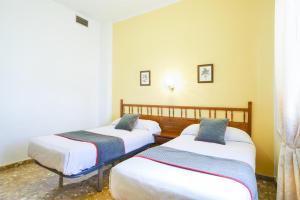 Postel nebo postele na pokoji v ubytování HOTEL RESTAURANTE MOYA