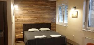 Ein Bett oder Betten in einem Zimmer der Unterkunft Vege & Vegan Restaurant and Accommodation