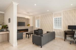 Una sala de estar llena de muebles y una chimenea. en Days Inn by Wyndham 100 Mile House, en One Hundred Mile House