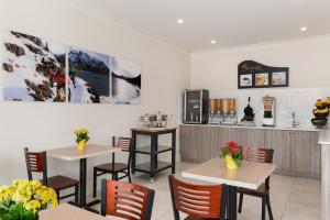 Restaurant o un lloc per menjar a Days Inn by Wyndham 100 Mile House