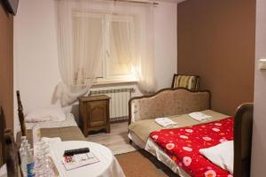En eller flere senge i et værelse på Zajazd Orchidea