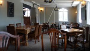 Restorāns vai citas vietas, kur ieturēt maltīti, naktsmītnē The Red Lion Longwick, Princes Risborough HP27 9SG
