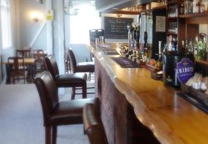 Khu vực lounge/bar tại The Red Lion Longwick, Princes Risborough HP27 9SG