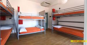 Postel nebo postele na pokoji v ubytování Jammin' Hostel & Bar Rimini
