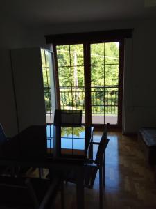 Zimmer mit einem Tisch und Stühlen sowie einem großen Fenster in der Unterkunft Apartament Przy Skale u Anny in Sąpów