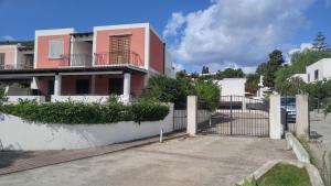 リーパリにあるVilletta Dianaの門付白ピンクの家