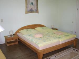 1 dormitorio con 1 cama con 2 almohadas en Haus Gertrud, en Bad Sachsa