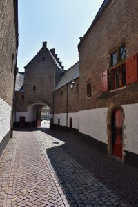 una calle adoquinada en un edificio antiguo con un callejón en Pension Het Pakhuys, en Zierikzee