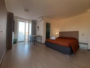 Habitación de hotel con cama y mesa con sillas en Casa La Strea - Vivi Salento, en Porto Cesareo