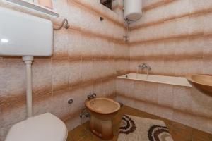 ein Badezimmer mit Toilette und Waschbecken in der Unterkunft Apartman Zorica in Biograd na Moru + 20 Fotos