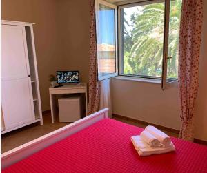 una camera con letto rosa e finestra di Somnium La Dimora Del Relax ad Albanella
