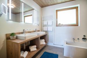 Koupelna v ubytování "Chalet Bergzeit" Ferienhaus mit Sauna & Wellness + 27 fotografií