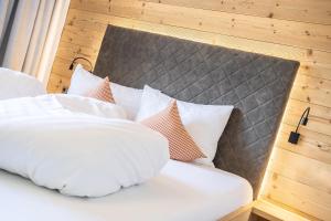 Voodi või voodid majutusasutuse "Chalet Bergzeit" Ferienhaus mit Sauna & Wellness toas