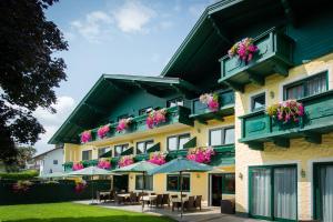 a hotel with tables and chairs in front of it at Landhotel Moorhof in Franking