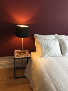 un letto con un tavolino e una lampada sopra di Pimms Home Ribeira a Porto