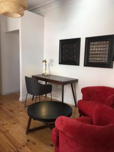 un soggiorno con divano rosso e tavolo di Pimms Home Ribeira a Porto