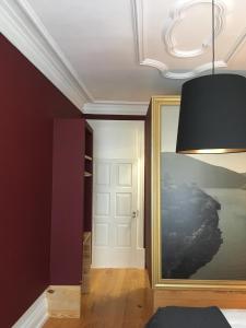 una stanza con una porta e un dipinto sul muro di Pimms Home Ribeira a Porto
