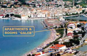 uma vista aérea de uma praia com uma multidão de pessoas em Villa Galeb Pag - at the main Beach em Pag