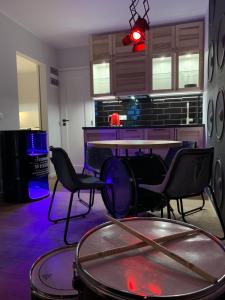 pokój ze stołem do ping ponga i krzesłami w obiekcie Resort 36 w mieście Mikołajki