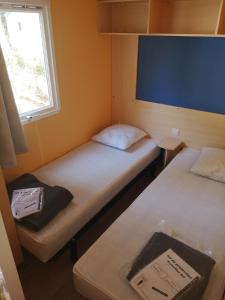 Tempat tidur dalam kamar di Mobil home climatisé en Vendée