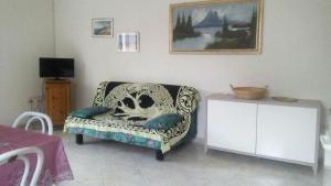 uma sala de estar com um sofá e uma mesa em Villa Mary em Fluminimaggiore