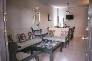 ein Wohnzimmer mit Sofas und einem Couchtisch in der Unterkunft COLONIAL SUITES # DOS in Ciudad Valles