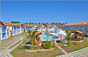 an aerial view of a resort with a swimming pool at Residencial Mont Sião - Tonziro in Porto Seguro