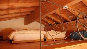 - une chambre avec un lit en mezzanine dans l'établissement Terragîte, à Vernoux-en-Vivarais