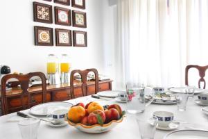 - une table avec un bol de fruits dans l'établissement Maison Tonina Sorrento Coast, à Sant'Agnello